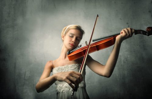 Young woman playing the violin.